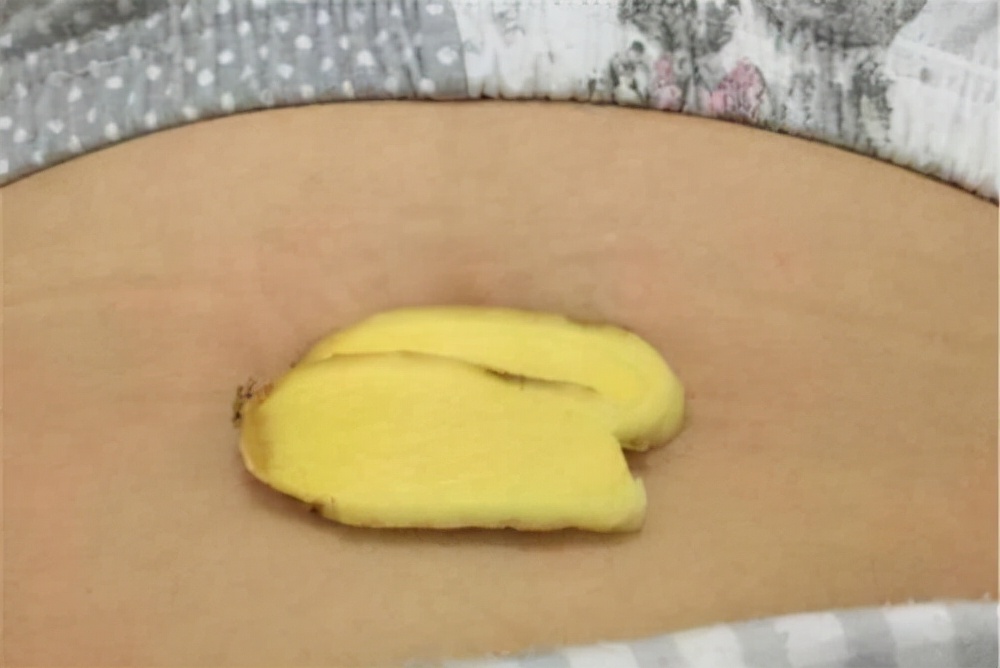 睡前用“生姜敷肚脐”，坚持一段时间，或会收获3大好处