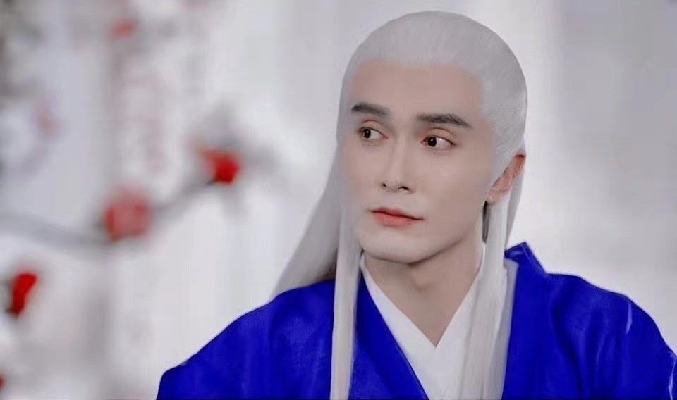 同样是演“白发美男”，有人一眼万年，有人像顶了一头枯草