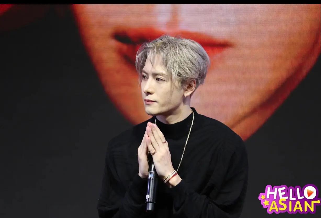 王嘉尔在泰国的人气，人山人海的粉丝接机，简直就是泰顶