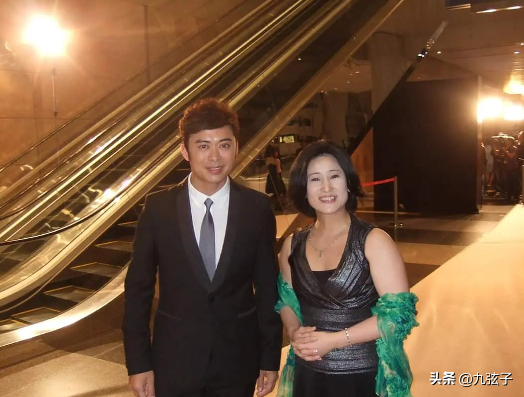 师爷说：跟着洪金宝有饭吃，“打女”大岛由加利的跨国情缘