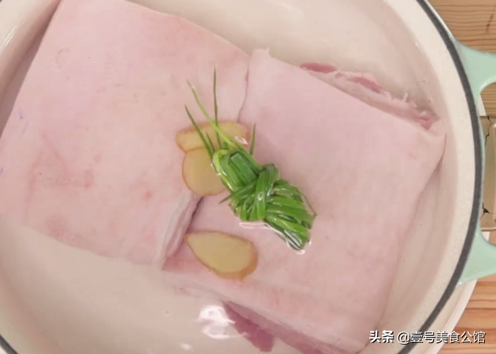 果香浓郁的脆皮烤肉，在家教你轻松做，外焦里嫩，吃了一次还想吃
