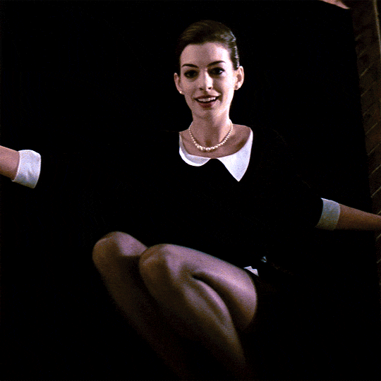 爱她公主般美丽的外貌，更爱她女王般强大的内核