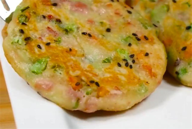 这才是土豆饼最好吃的做法，不加水，不加鸡蛋，软糯鲜香太美味