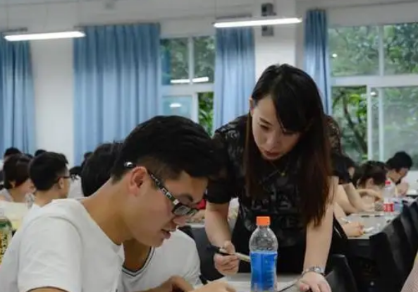 吉林某高校男老师火了，长相帅气又有才华，女同学抢着去上课