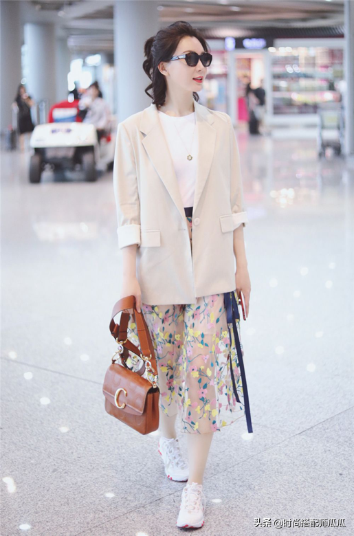 有气质的女人，夏天再热也不会穿拖鞋！瞧陈数、董卿这样穿有多美