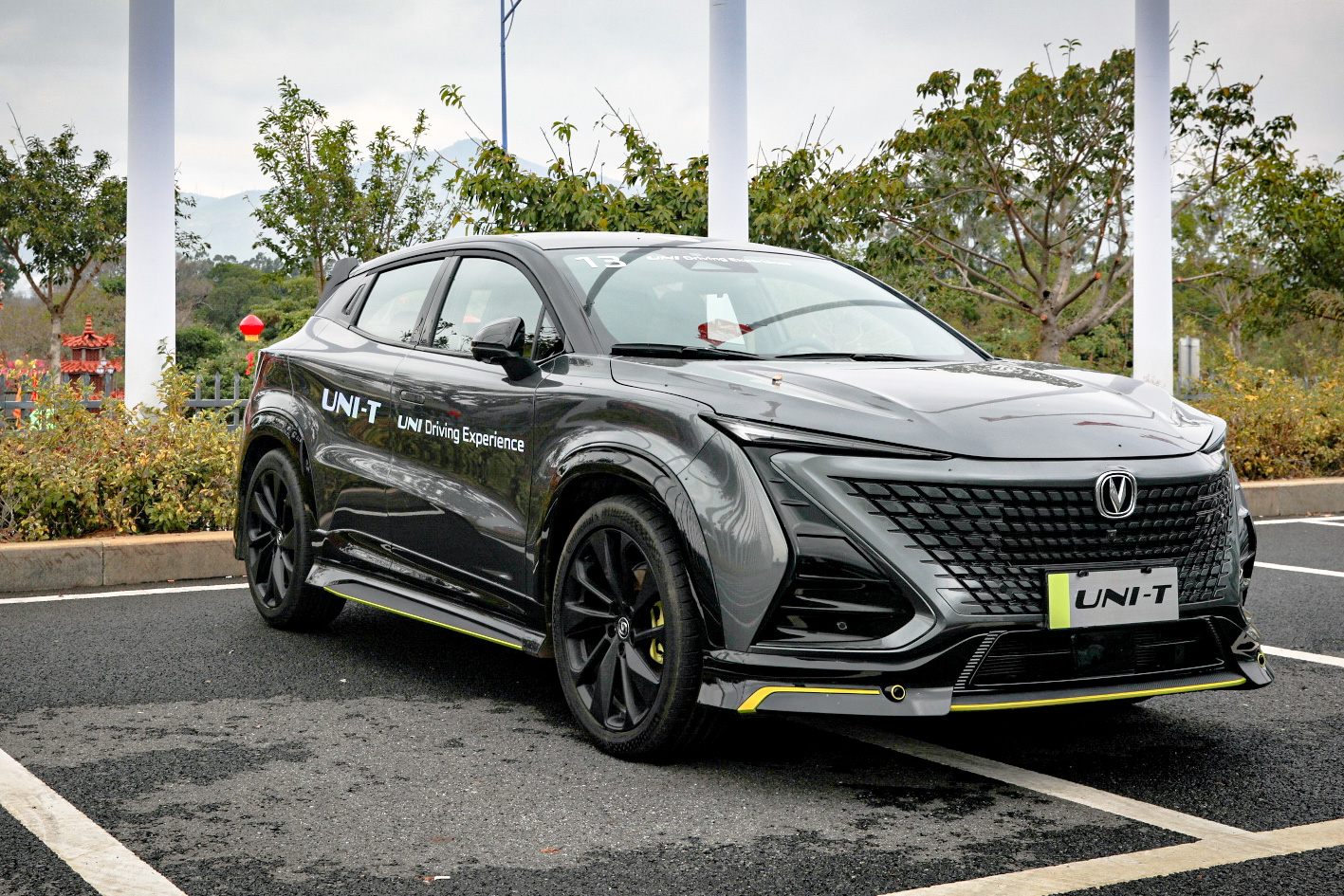 配备蓝鲸2.0t 爱信8at 赛道试驾长安红标uni-t