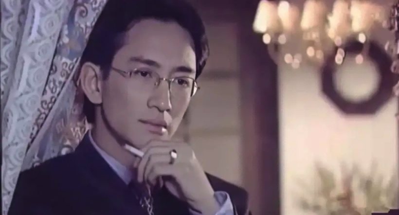 同样是“眼镜造型”，把肖战王一博和吴启华放一起，差距就出来了