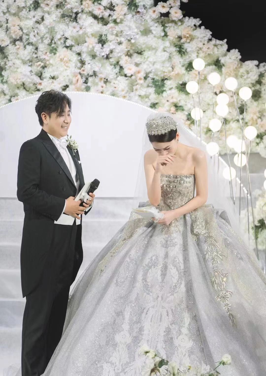 贾玲高调出席婚礼！上台发言哭得比新娘狠，穿短袖胖嘟嘟满脸福气