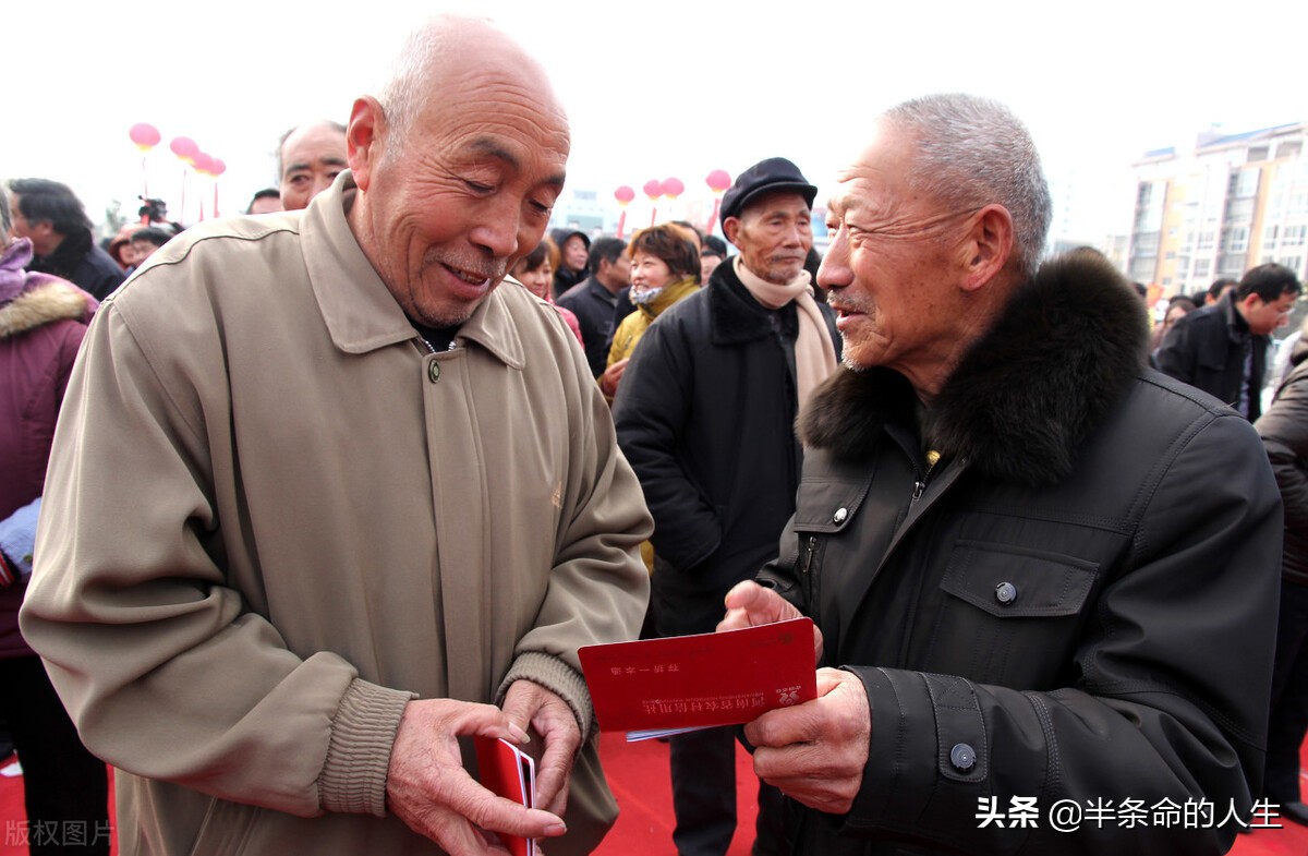 城乡居民养老保险，农村外出打工的人选择交或者不交，答案在这里