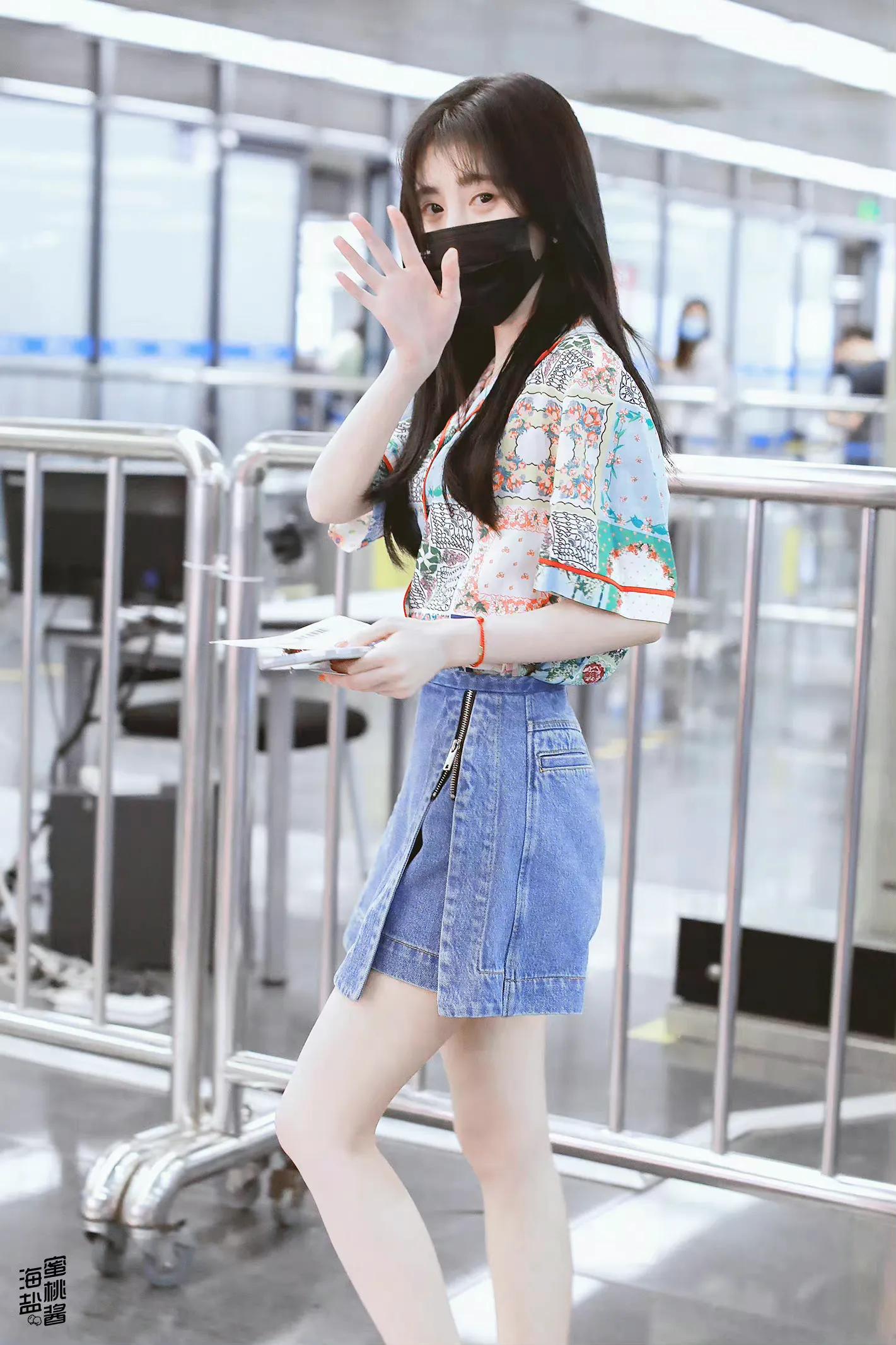 鞠婧祎机场照｜隔着口罩也能看见笑盈盈的脸