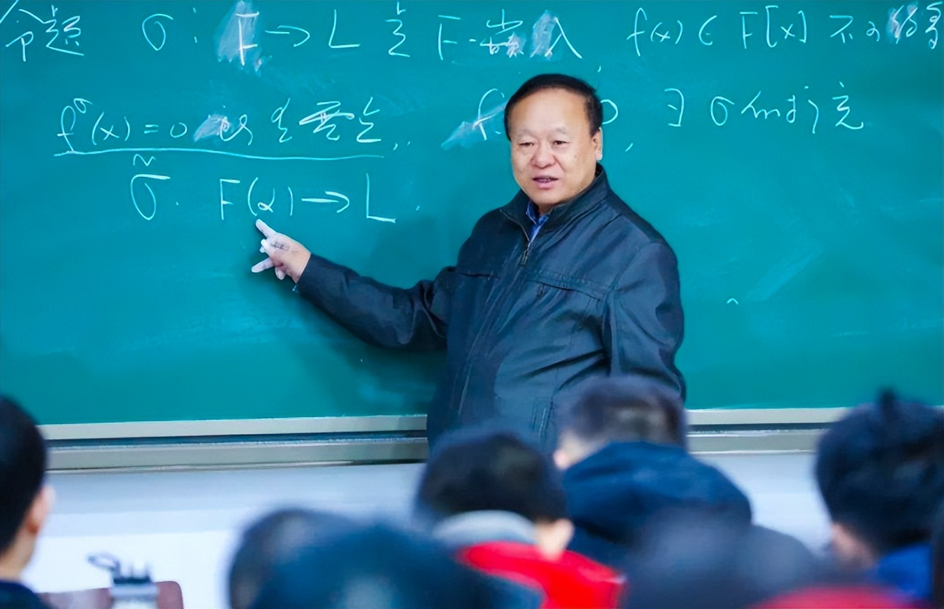 大学副教授晒出年收入，金额引发热议，怪不得教师行业竞争激烈