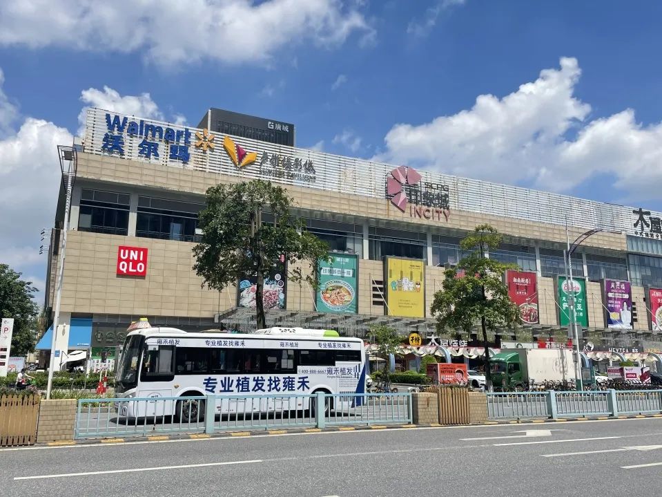 七彩的公交车广告，给点颜色你看看