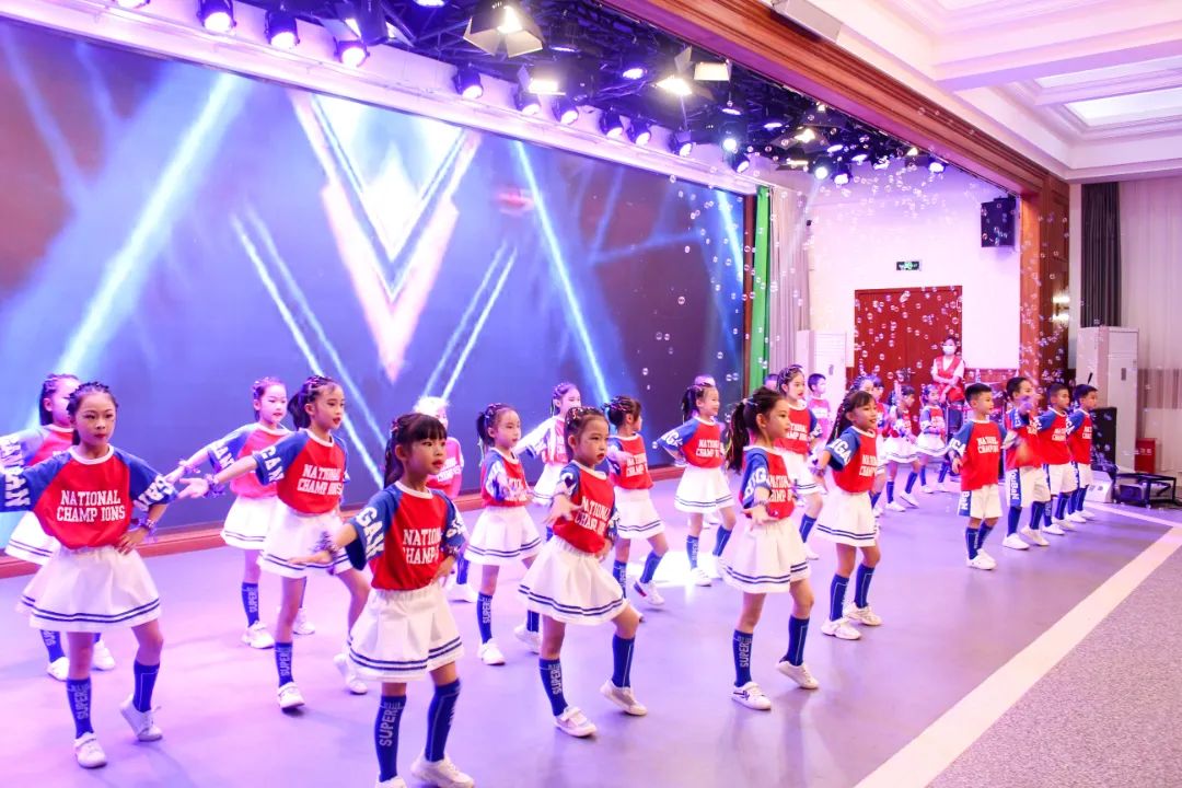 天府新区华阳实验小学举行“童星耀五月·艺术绽花开”群舞比赛