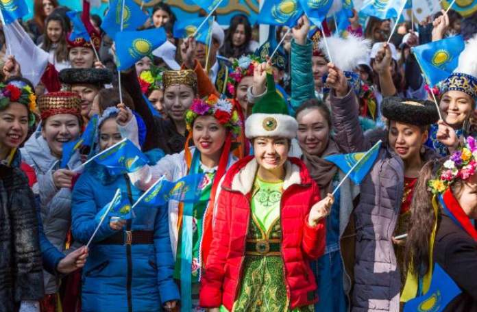 24岁外国女大学生倒追45岁农民工，今已成婚生子，计划在成都买房