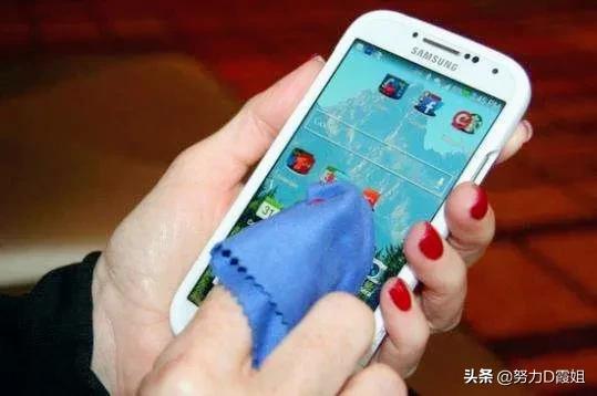 手機屏幕臟了再不要用水擦，教你4招讓你的手機恢復如新