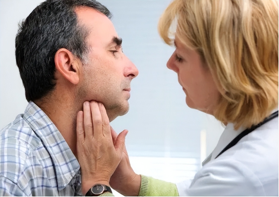 别把喉癌当成咽炎，若颈部有3种表现建议引起重视，别后知后觉