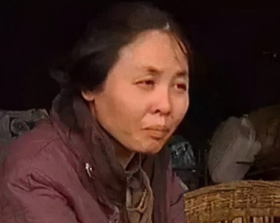 1995年，55岁老汉花120元买四川女大学生，两人跟牲口同住17年