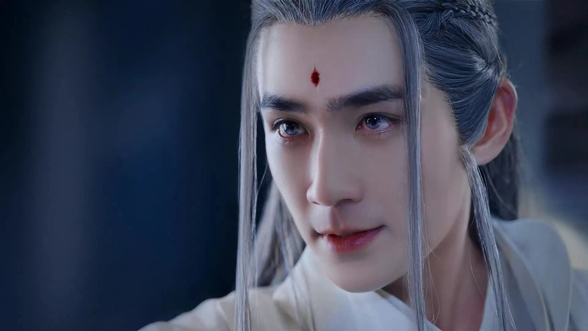 同样是演“白发美男”，有人一眼万年，有人像顶了一头枯草