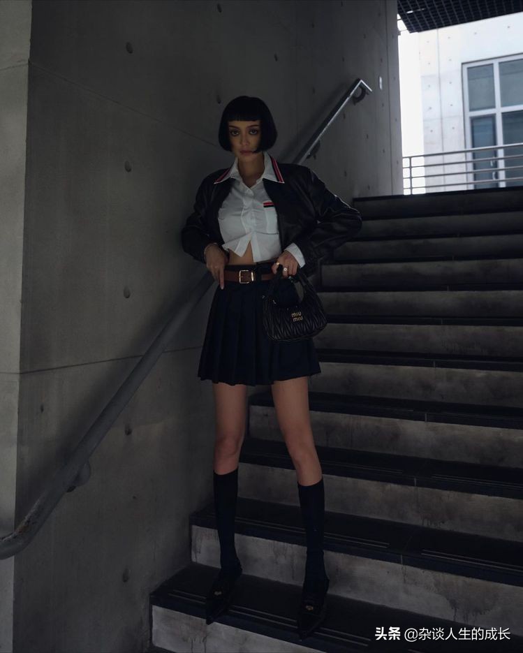 红遍全球超性感俏皮学生妹中空装，教你一招穿起来超显瘦