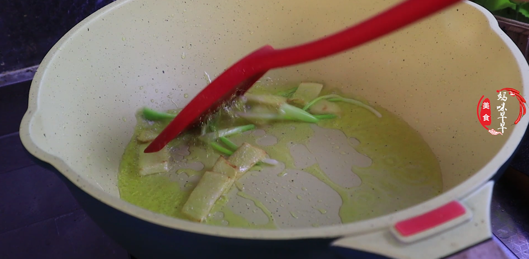 做了30年蕃茄雞蛋湯 這種做法頭一次 難怪以前做的清湯寡水 天天看點