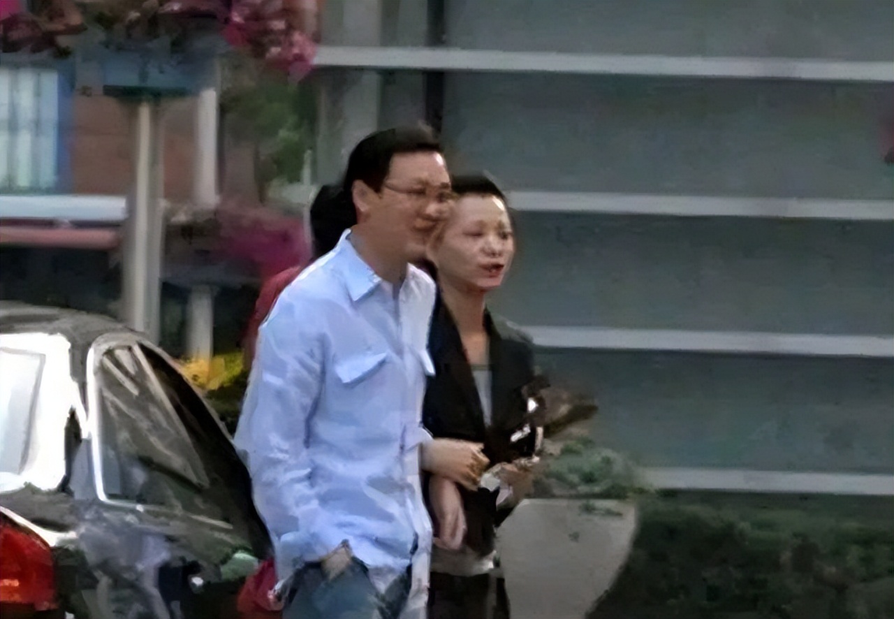 董卿富豪老公被抓！密春雷三个月前被带走调查，至今没有任何消息