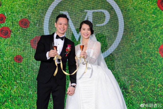 胡杏儿俩儿子陪爷爷散步，兄弟俩牵手下台阶，和爸爸穿亲子装超萌