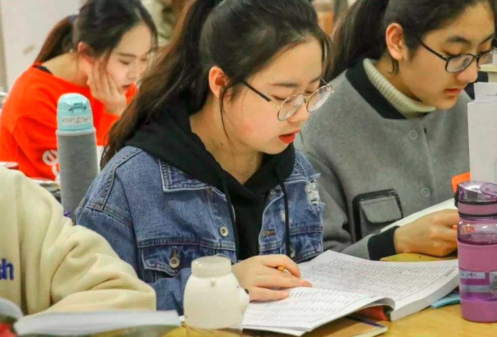 高三下半学期很关键，学生是否需要补课？看看班主任怎么说
