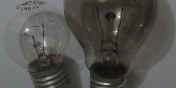 缺点:白炽灯用久了玻壳会变黑,灯丝工作温度越高钨升华的越快,白炽灯