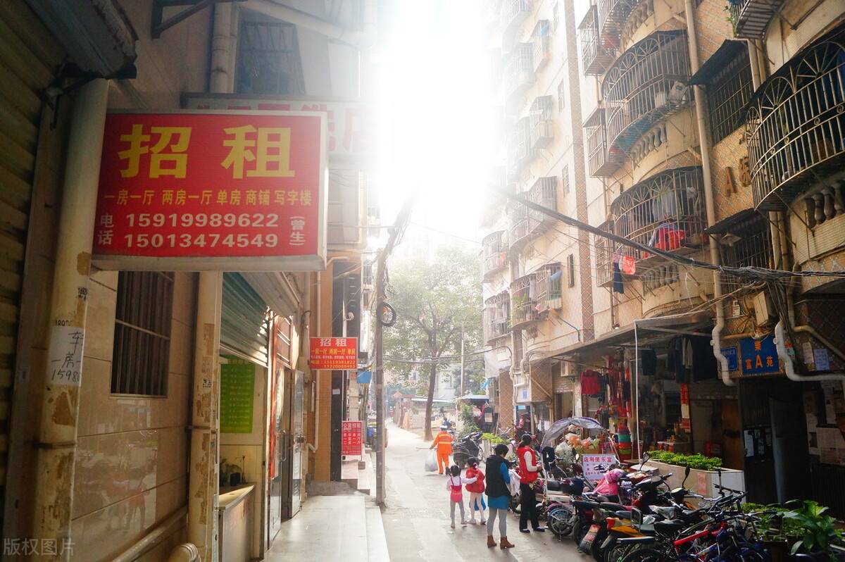 普通大学毕业跟2个同学坐车到深圳北站后挥手道别，各奔东西