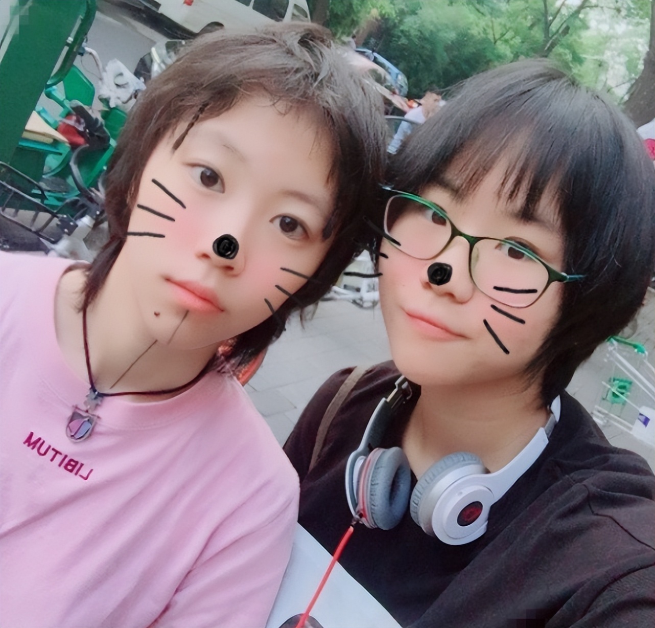 窦唯俩女儿久违同框，姐妹风格差距大，窦靖童在妹妹面前显娇小