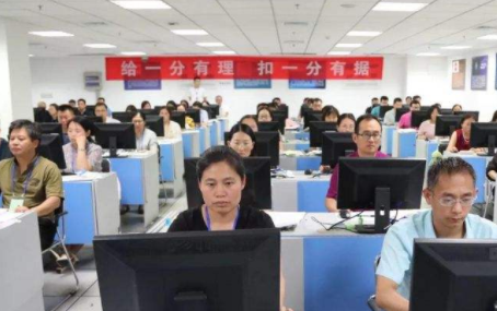 为何高考要求用2B铅笔涂卡？通过试卷扫描结果，学生明白其中秘密