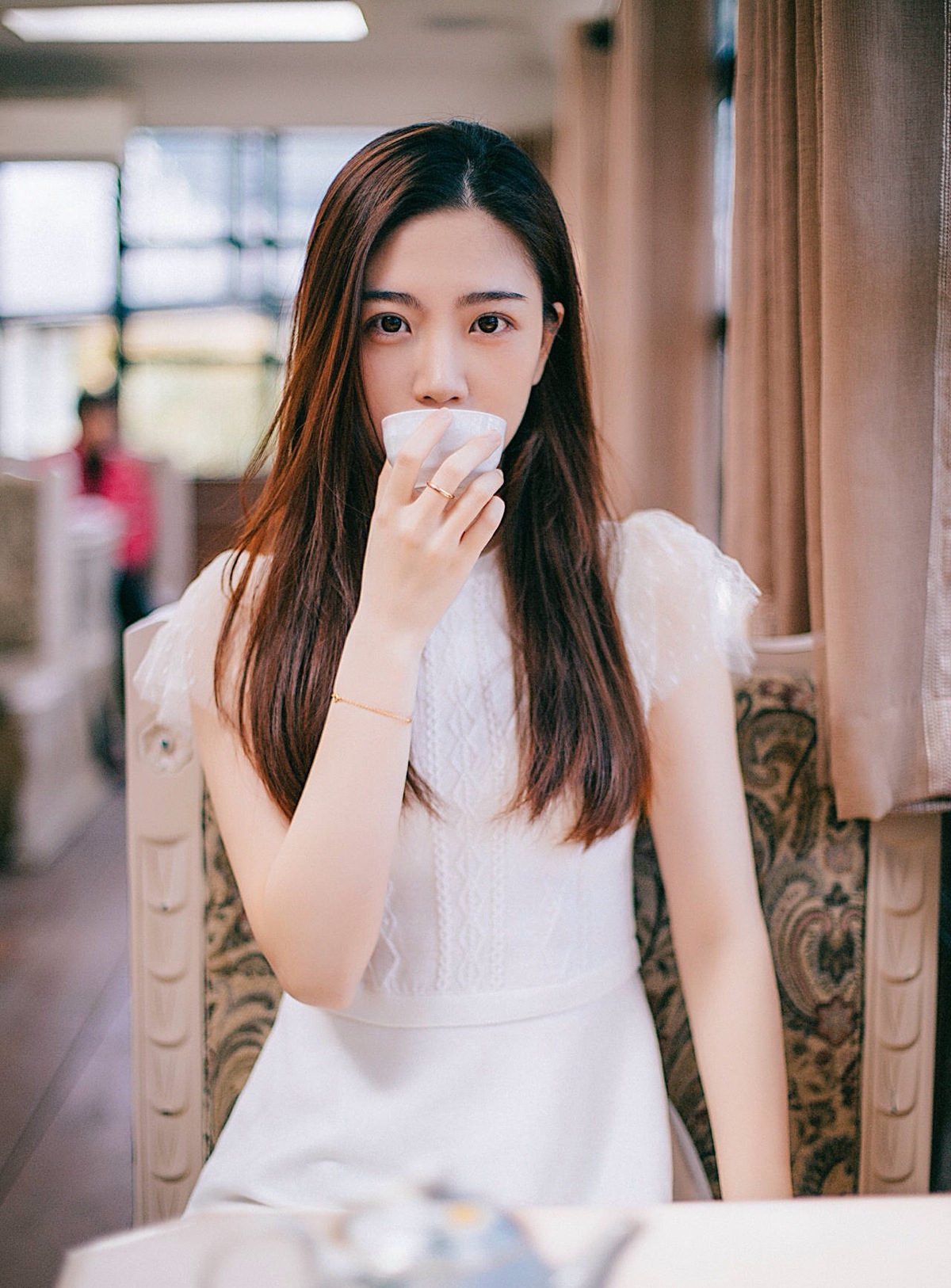 江苏卫视女主持人张纯烨，形象清新自然