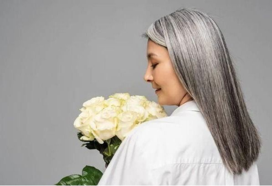 为何白头发会越长越多？不要觉得自己老了，或许是缺少这3种营养