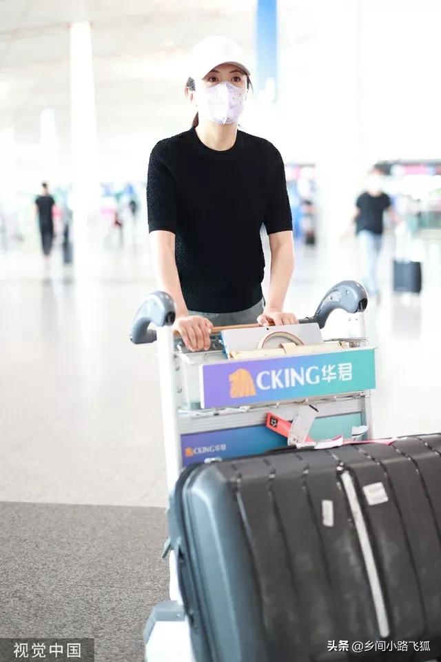 杨童舒休闲穿搭现身机场 对镜挥手笑眼弯弯心情好
