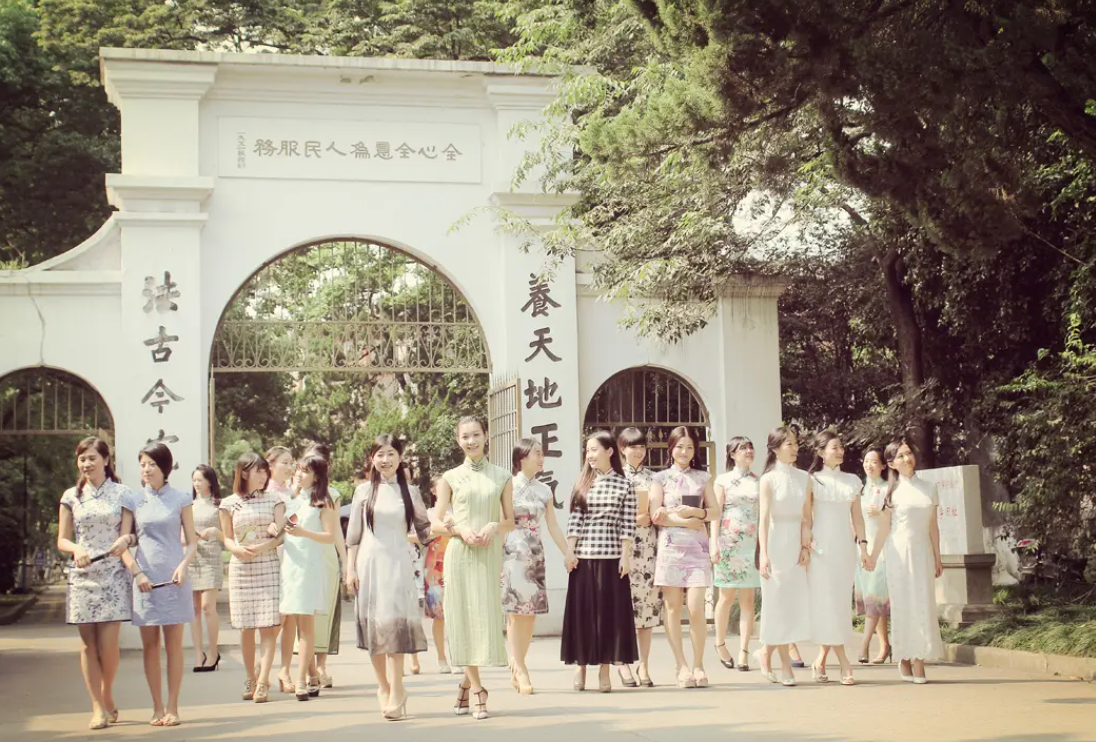 大学“旗袍”毕业照火了，既有气质又有内涵，网友：是恋爱的感觉