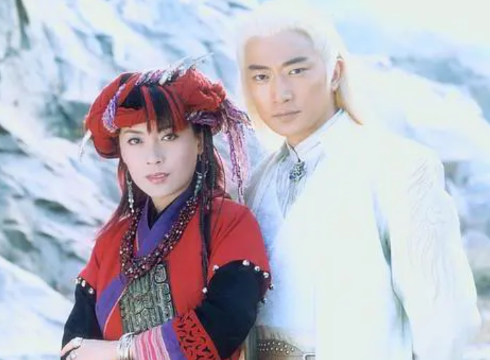 邵峰夫妇暂居加拿大！滑雪参加派对生活滋润，16岁女儿在当地出生