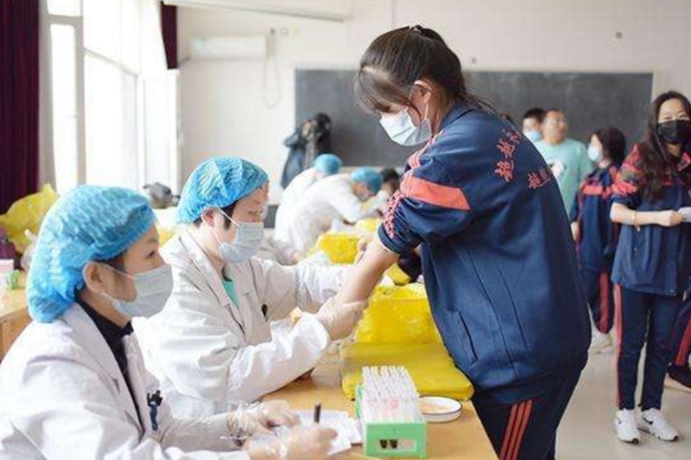 高考体检要“全脱光”？学生瑟瑟发抖很难为情，医生却这样说