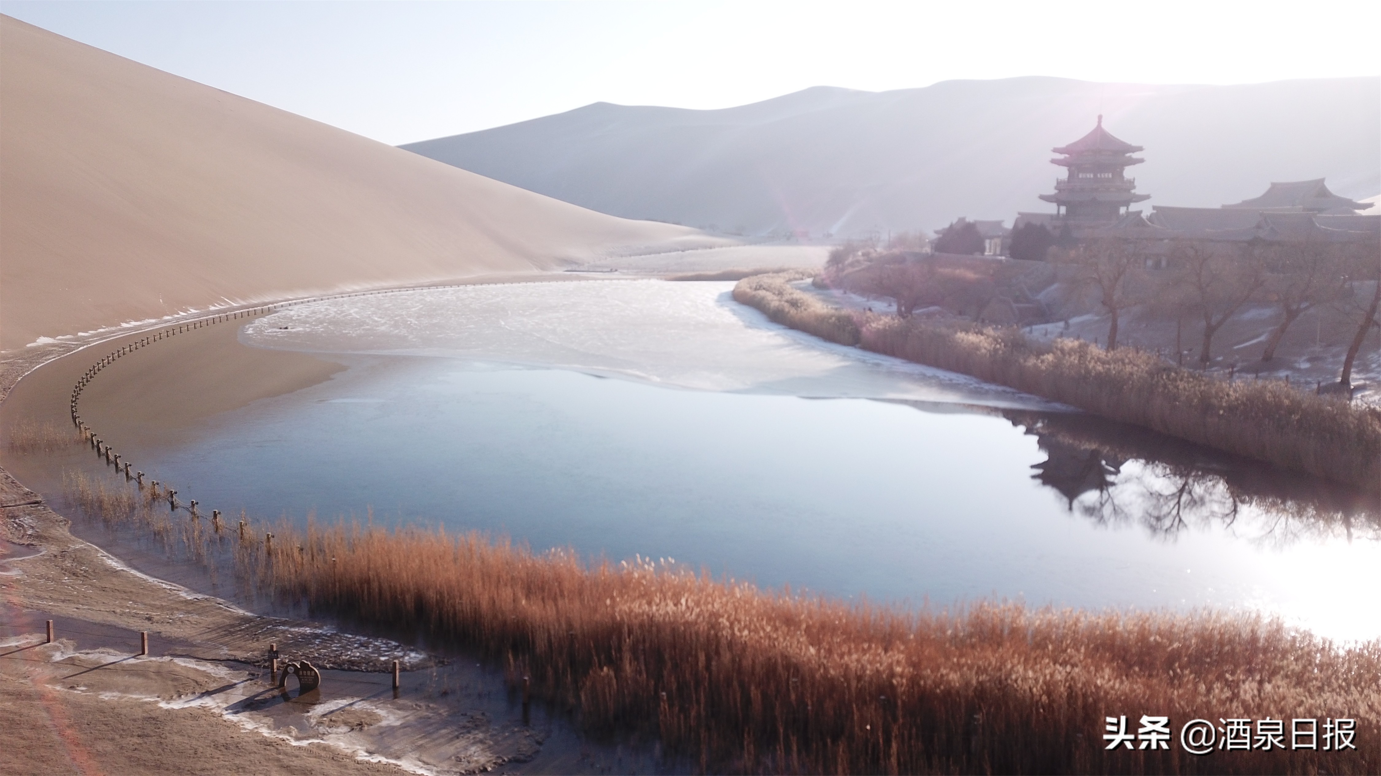 雪落敦煌寂静无声 大漠山泉如诗如画