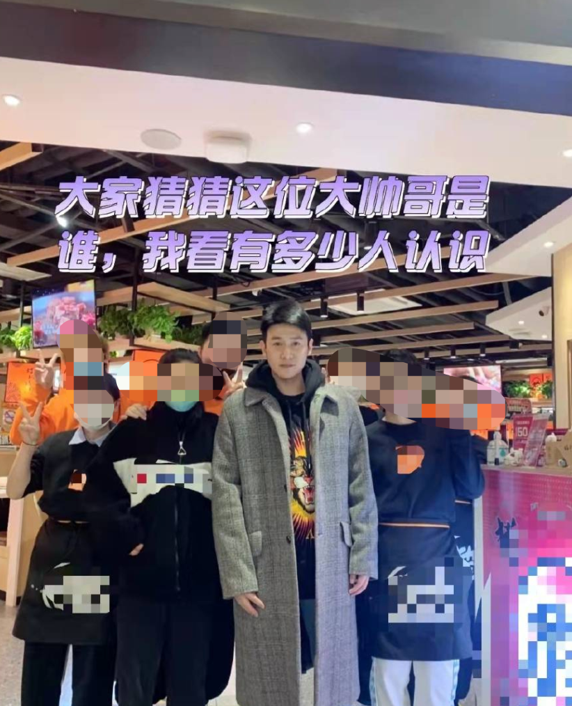 陆毅带妻女现身平价餐馆吃饭！穿大衣身形臃肿，俩女儿脸型太像爹