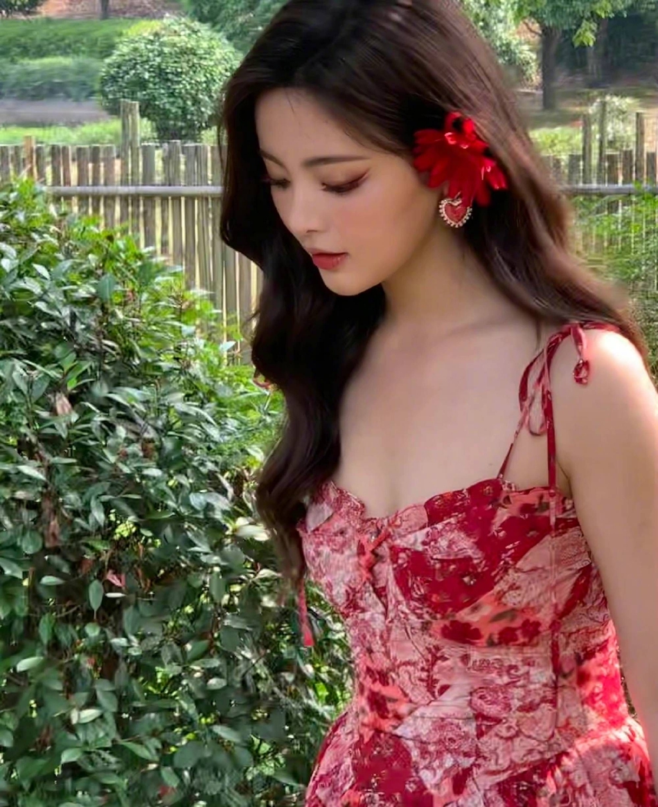 杨超越夏花照太美了,穿红色吊带碎花裙优雅灵动