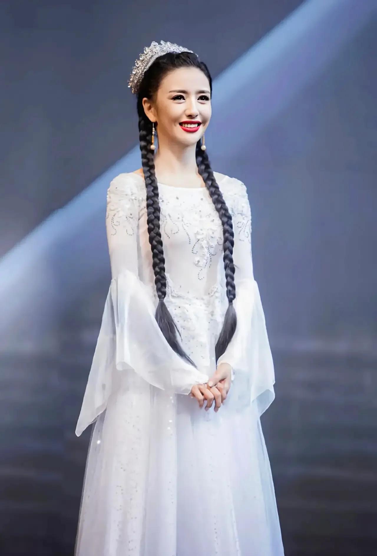 佟丽娅白色长裙翩翩起舞，优雅俏丽，美丽的新疆姑娘