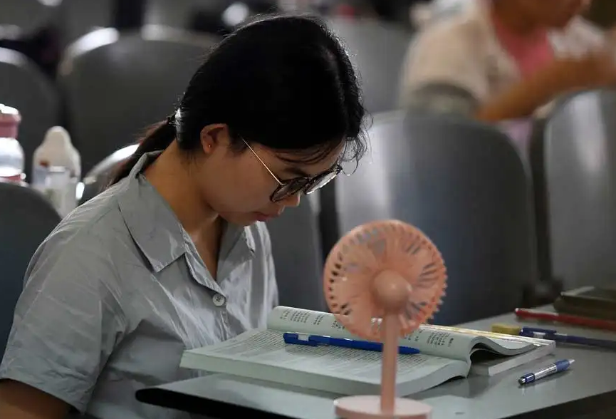 研究生3年要花多少钱？真实数额让人打退堂鼓，普通家庭望而却步