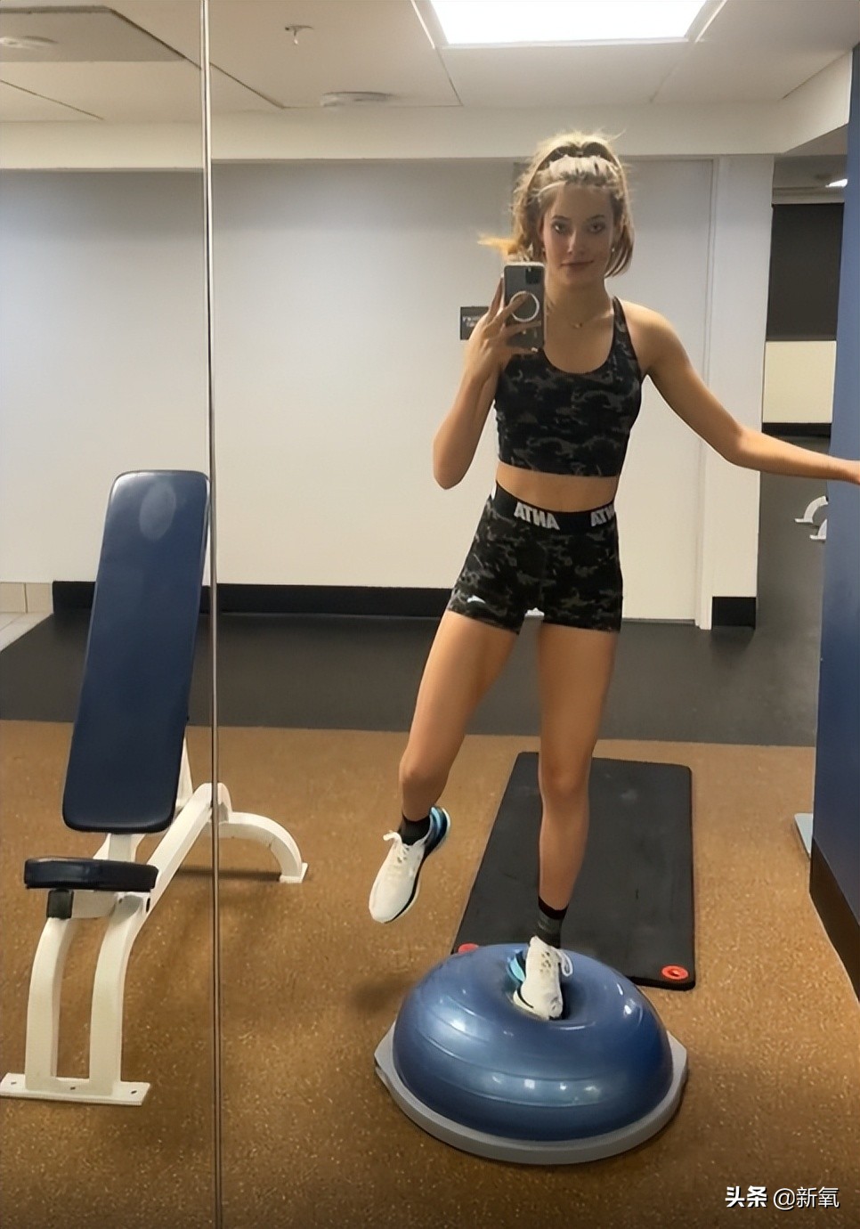 她区区路人脸却带球和男顶流官宣？！一扒背景发现男方属实高攀…