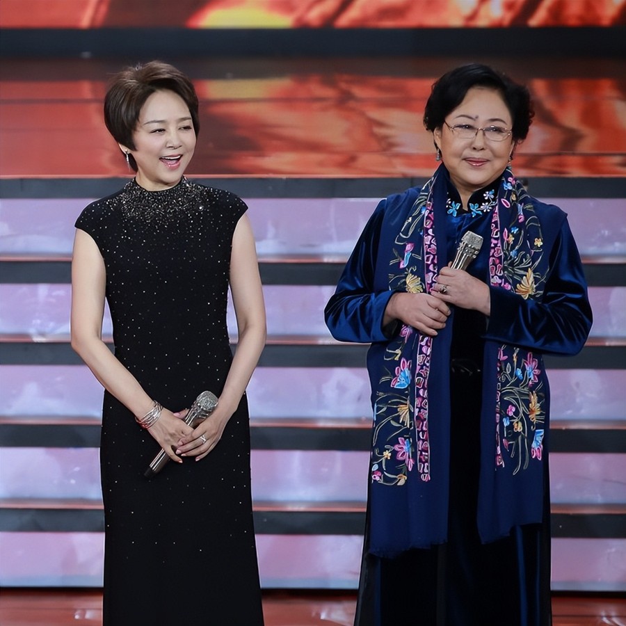 刘晓庆疯狂扮嫩却翻车！穿一身红同框64岁张瑜，浮肿脸暴露无遗