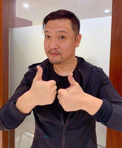 贾冰：从军人出身到喜剧演员，2次冠军3上春晚，和妻子恩爱惹人羡