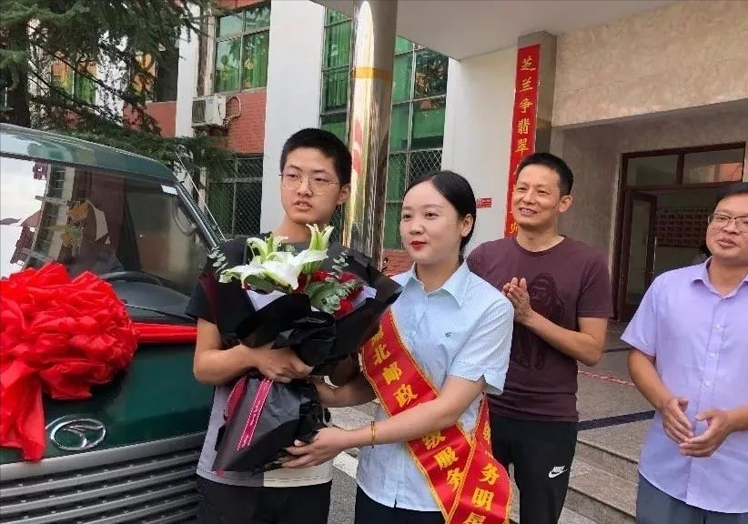 父母残疾全家靠吃野菜度日，大哥辍学打工供他上学，如今考进清华