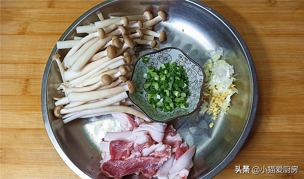 用蒜蓉粉丝蒸煲生蚝，3斤都不够吃，鲜嫩多汁入口那一刻太过瘾了