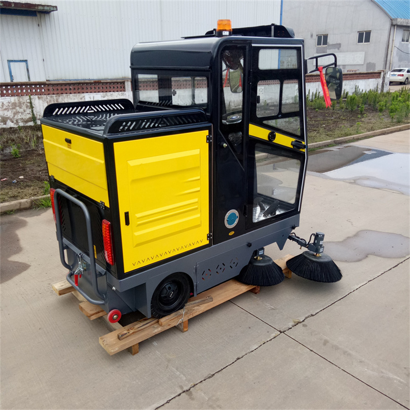 清扫垃圾首选小型多功能扫路车！唐山厂家来了
