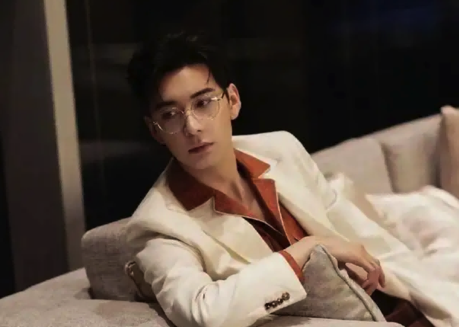 同样是“眼镜造型”，把肖战王一博和吴启华放一起，差距就出来了