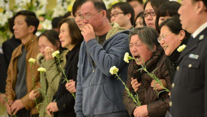 上海宝马车主将民警拖拽致死，黑历史众多，并发微博：有种来抓我